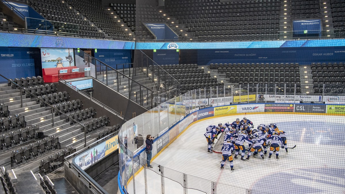 ARCHIVBILD ZUM ABBRUCH DER SAISON DER NATIONAL LEAGUE, AM DONNERSTAG, 12. MAERZ 2020 - Wegen der Zunahme des Coronavirus in der Schweiz wird auch dieses Spiel ohne Zuschauer gespielt, anlaesslich des  ...