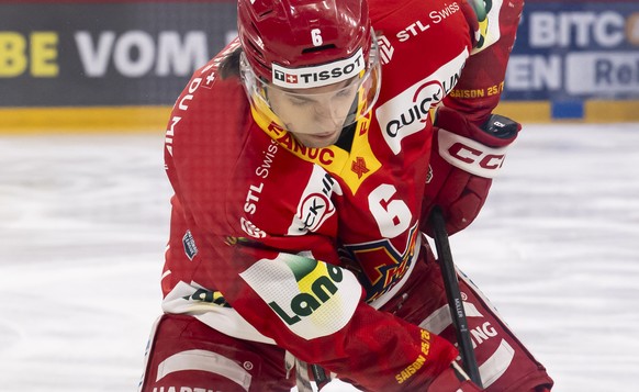 Nicolas Mueller (EHCB) (links) kaempft um den Puck mit Waltteri Merelae (SCB) (rechts) im Hinspiel der Play-In-Serie der Eishockey National League zwischen EHC Biel-Bienne, EHCB, und SC Bern, SCB, vom ...