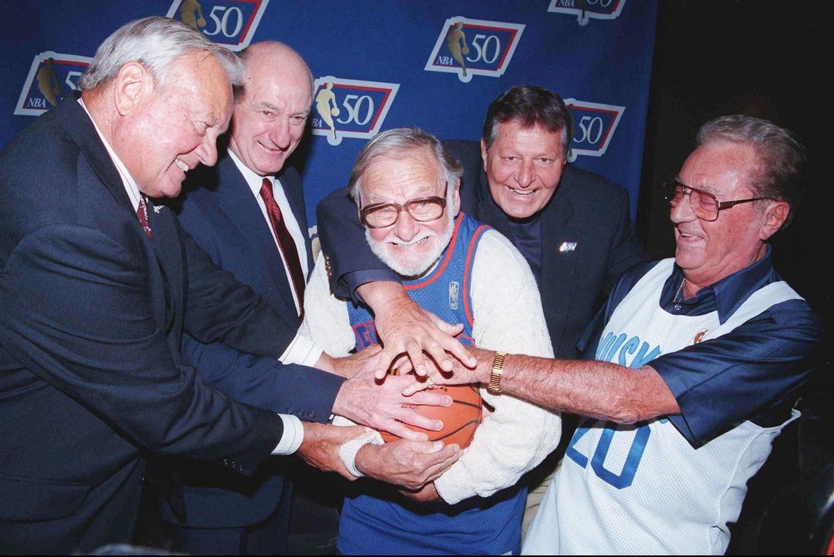 FILE - In this Oct. 31, 1996, file photo, former Toronto Huskies players, from left, Dick Schulz, Gino Sovran, Harry Miller and Ray Wertis try to steal the ball from former New York Knicks' Ossie ...