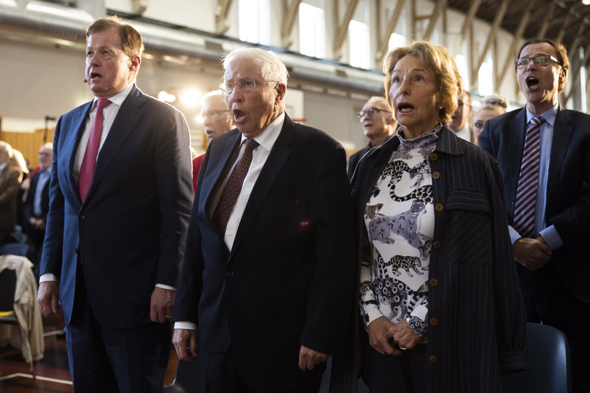 Stephan Rietiker, neu gewaehlter Praesident der Vereinigung "Pro Schweiz", Alt-Bundesrat Christoph Blocher, Silvia Blocher und Alt-Nationalrat Christoph Moergeli, von links, singen die Schwe ...