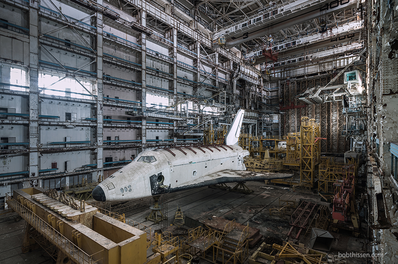 Buran Raumfähre der ehemaligen Sowjetunion.
http://www.bobthissen.com/baikonur-abandoned-spaceshuttles/#!prettyPhoto