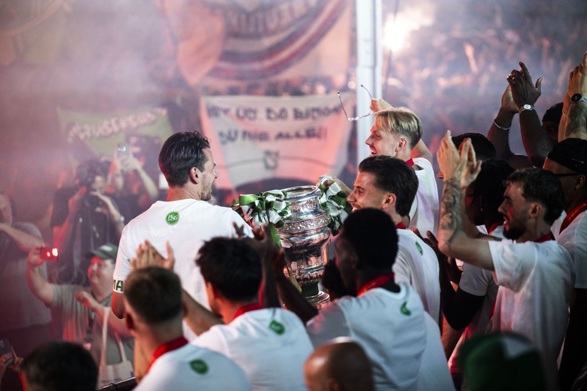 Lukas Goertler, links, und Lukas Daschner vom FC St. Gallen feiern den Sieg mit der Trophae nach dem Fussball Cupfinal gegen den FC Stade Lausanne-Ouchy, am Sonntag, 24. Mai 2026, in St. Gallen. (KEYS ...
