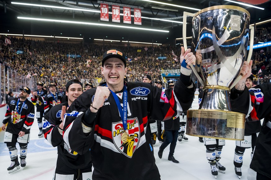 Les joueurs jurassiens du HC Ajoie avec l&#039;attaquant jurassien Fabio Arnold fetent la victoire en coupe de suisse avec les supporters lors de la finale de Coupe de Suisse de hockey sur glace Swiss ...