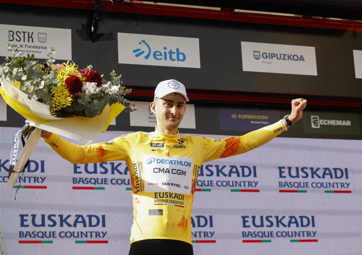 epa12881001 The overall leader, French rider Paul Seixas from Decathlon CMA CGM Team, celebrates on the podium after winning the fifth stage of the Basque Country cycling tour, a 176 km race with star ...