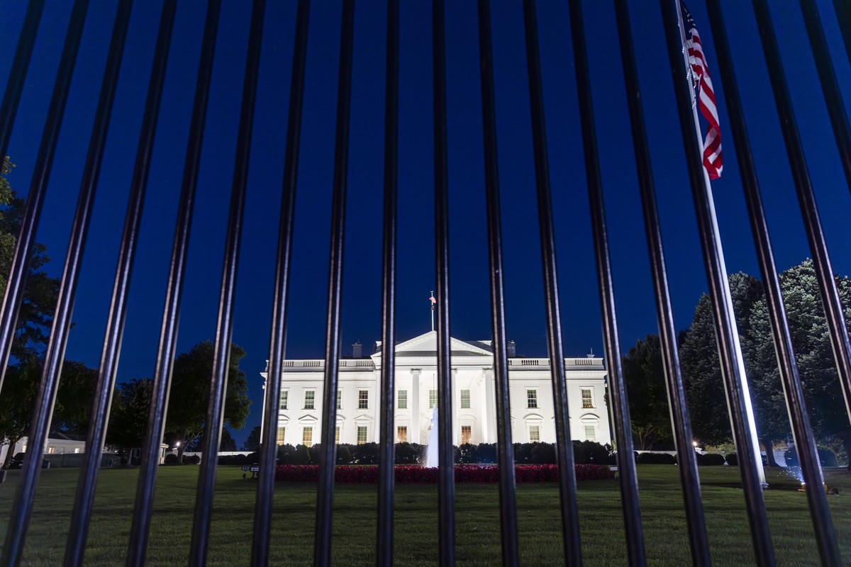 epa12190330 A view of the White House ahead of US President Donald Trump's address to the nation following the US's decision to bomb Iran's nuclear sites in Washington, DC, USA, 21 June ...