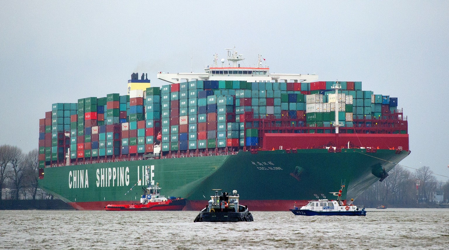 «CSCL Globe» auf der Elbe.