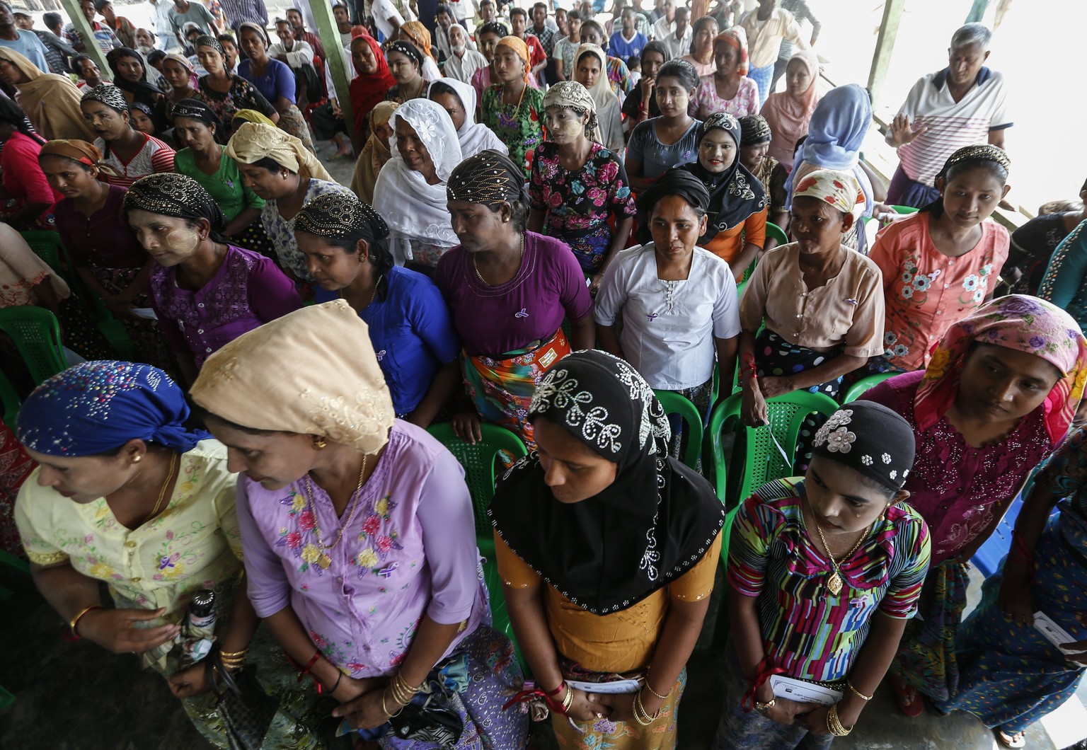 ARCHIVBILD ZUM UNO-BESCHLUSS EINE UNTERSUCHUNGSMISSION WEGEN VERBRECHEN GEGEN DIE ROHINGYA IN MYANMAR ZU LANCIEREN, AM FREITAG, 24. MAERZ 2017 - epa05836910 Rohingya women gather as they attend the ce ...