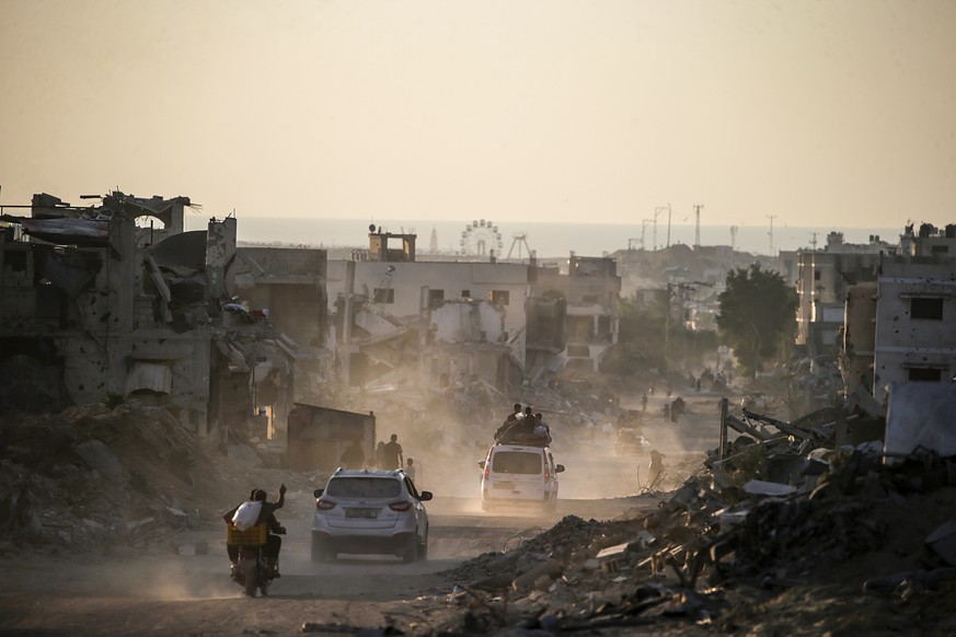 epa11526432 Internally displaced Palestinians leave Khan Younis after a new evacuation order was issued by the Israel Defense Forces (IDF), southern Gaza Strip, 04 August 2024. More than 39,000 Palest ...