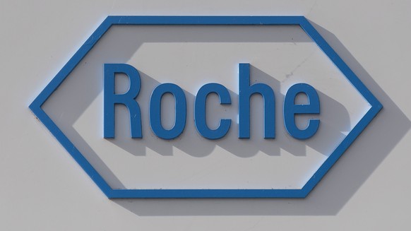 ARCHIVBILD ZU DEN UMSATZZAHLEN VON ROCHE --- Das Logo der Firma Roche in Basel, fotografiert am Donnerstag, 19. Oktober 2017. (KEYSTONE/Georgios Kefalas)