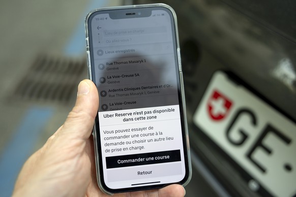 L&#039;application de la societe Uber ou l&#039;on peut lire l&#039;annonce &quot;Uber n&#039;est pas disponible dans cette zone&quot; est photographiee sur un smartphone, ce samedi 4 juin 2022 a Gene ...