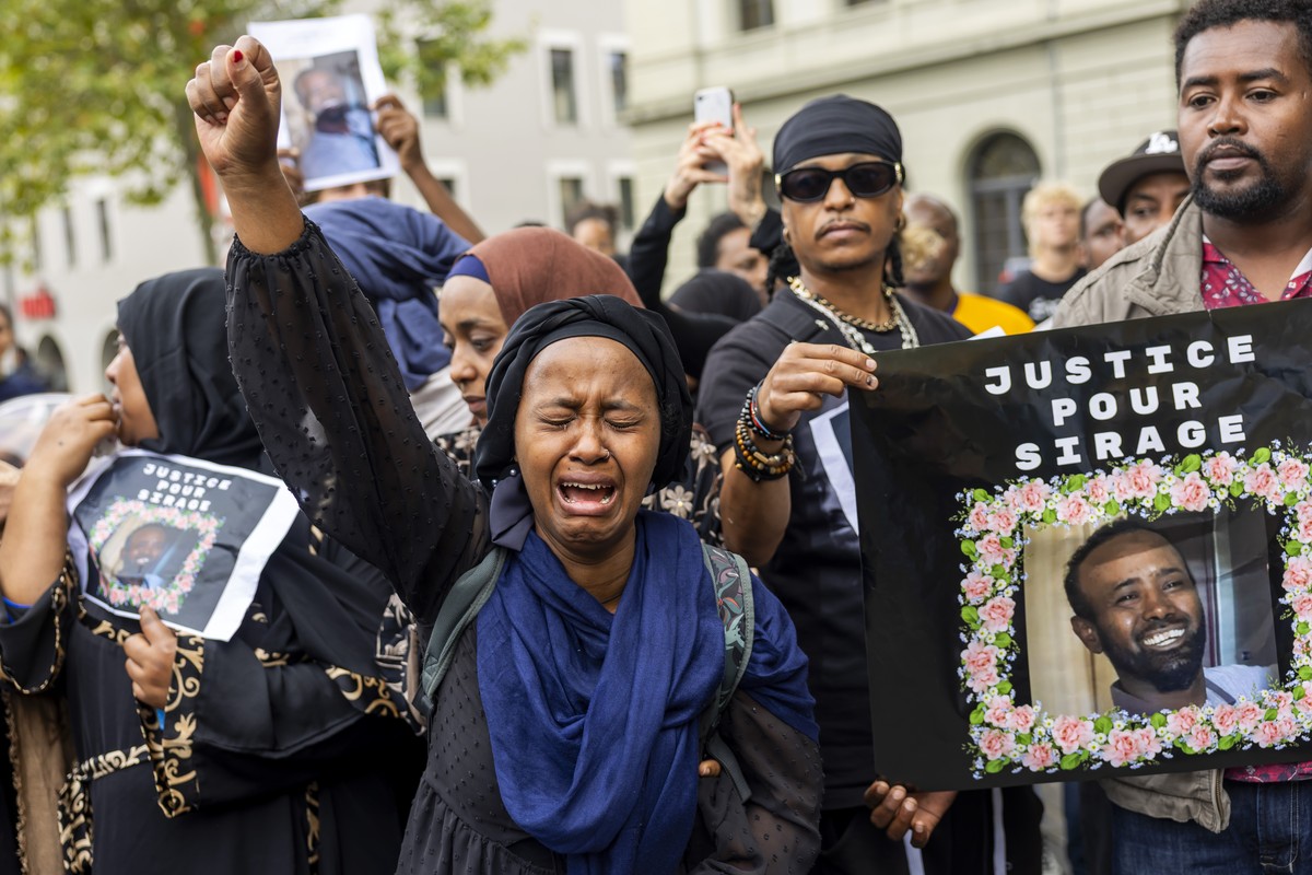 KEYPIX - La femme de Sirage, exprime sa peine lors d'un rassemblement en hommage a son epoux, a l'issue des obseques, decede suite a une altercation avec plusieurs membres du personnel du re ...