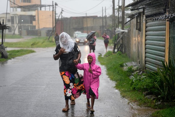 A woman and child walk under a downpour in Colombo, Sri Lanka, Friday, Nov. 28, 2025. (AP Photo/Eranga Jayawardena)
APTOPIX Sri Lanka Extreme Weather