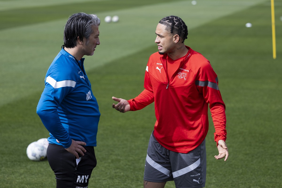 Chefcoach Murat Yakin, links, diskutiert mit Noah Okafor waehrend einem Training, am Dienstag, 19. Maerz 2024 in Cartagena, Spanien. Die Schweizer Fussball Nationalmannschaft befindet sich vom 18.3.20 ...