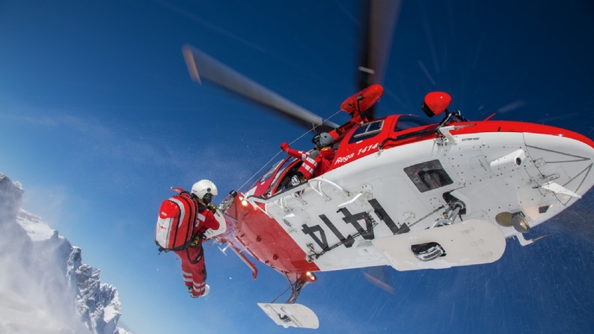 Ein Rega-Helikopter im Einsatz beim Titlis OW.
