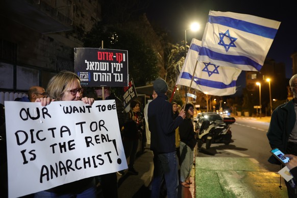 epa10547442 People protest against the justice system reform while leaders of the opposition and coalition enter into negotiations, at the President&#039;s residence in Jerusalem, Israel, 28 March 202 ...