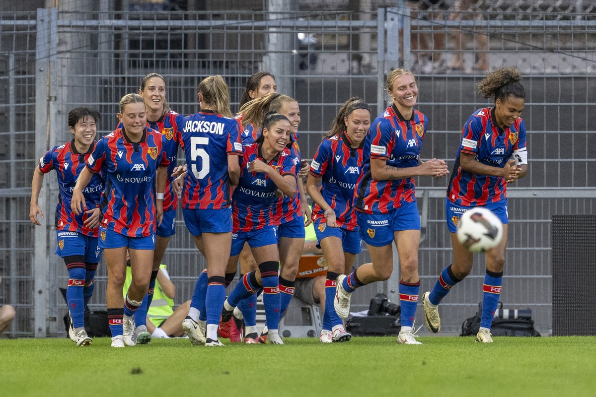 Die Spielerinnen von Basel feiern das Tor zum 1:1 beim Fussball Women's Super League Spiel zwischen dem FC Basel 1893 und dem BSC YB Frauen im St. Jakob Stadion in Basel, am Freitag, 9. August 20 ...