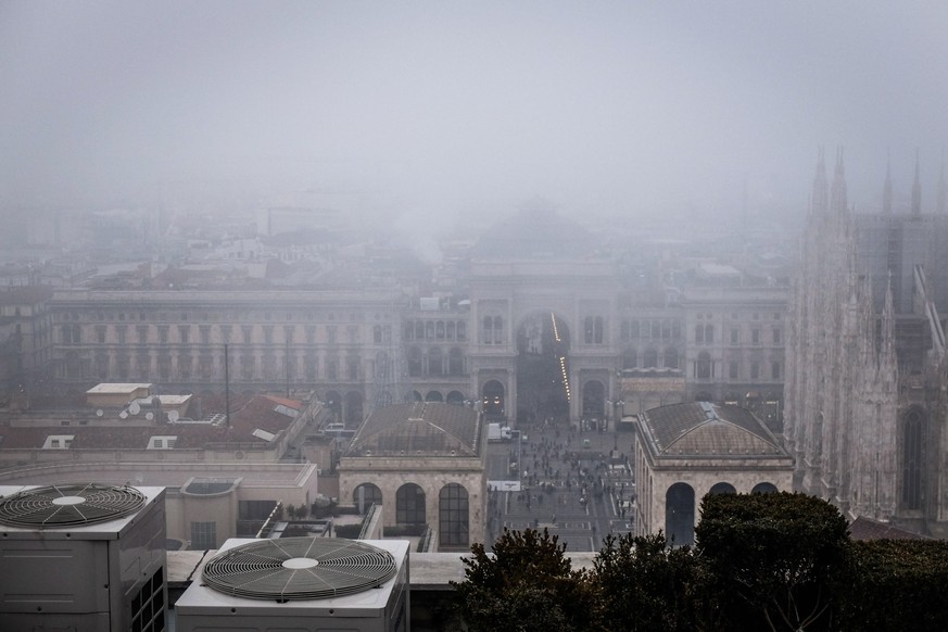 epa08110577 Smog hangs over the Duomo square in Milan, Italy, 07 January 2020. The Region of Lombardy has confirmed the stopping for the most polluting cars including standards of euro 4 due to the 10 ...