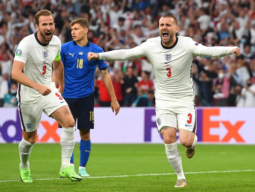 epaselect epa09338286 Luke Shaw (R) of England celebrates after scoring the 1-0 lead during the UEFA EURO 2020 final between Italy and England in London, Britain, 11 July 2021. EPA/Andy Rain / POOL (R ...