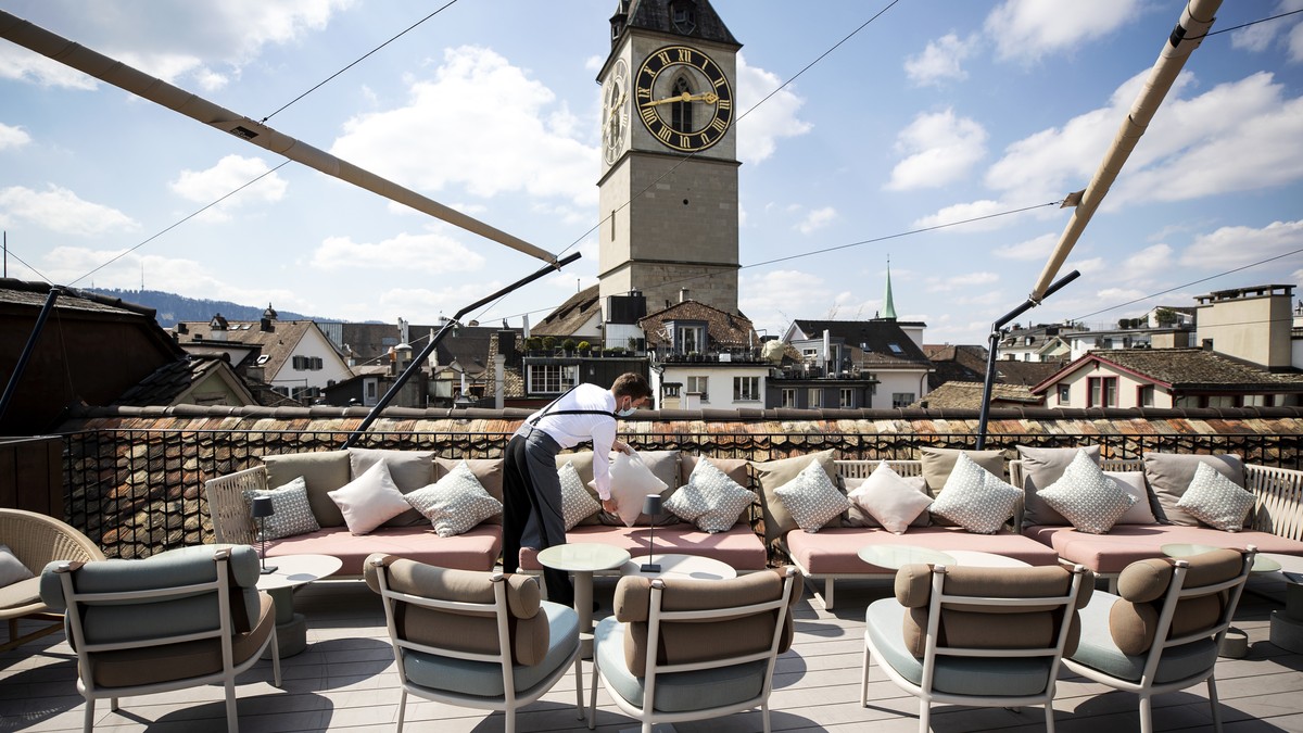 Ein Mitarbeiter platziert Kissen am Freitag, 16. April 2021, auf der Terrasse 'The Nest' vom Hotel Storchen in Zuerich. Am Montag, 19. April 2021, duerfen Restaurants unter Auflagen ihre Ter ...