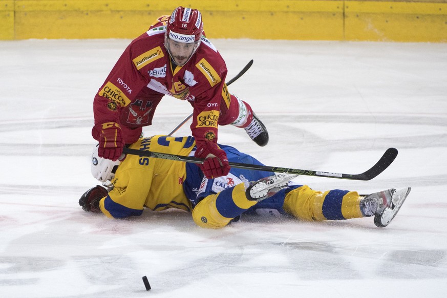 Langnaus Claudio Moggi, oben, kaempft um den Puck gegen Davos&#039; Noah Schneeberger, unten, waehrend dem Eishockey-Qualifikationsspiel der National League A zwischen den SCL Tigers und dem HC Davos, ...