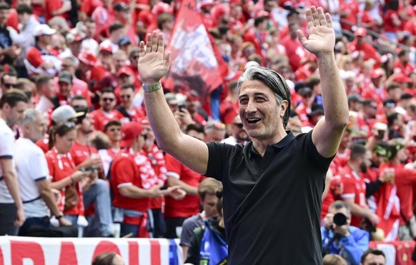 Murat Yakin Cheftrainer Schweiz mit Fans, Ungarn vs. Schweiz, Fussball, UEFA EURO, EM, Europameisterschaft,Fussball 2024, Gruppenphase, 1. Spieltag, 15.06.2024 Koeln Nordrhein-Westfalen Deutschland ** ...