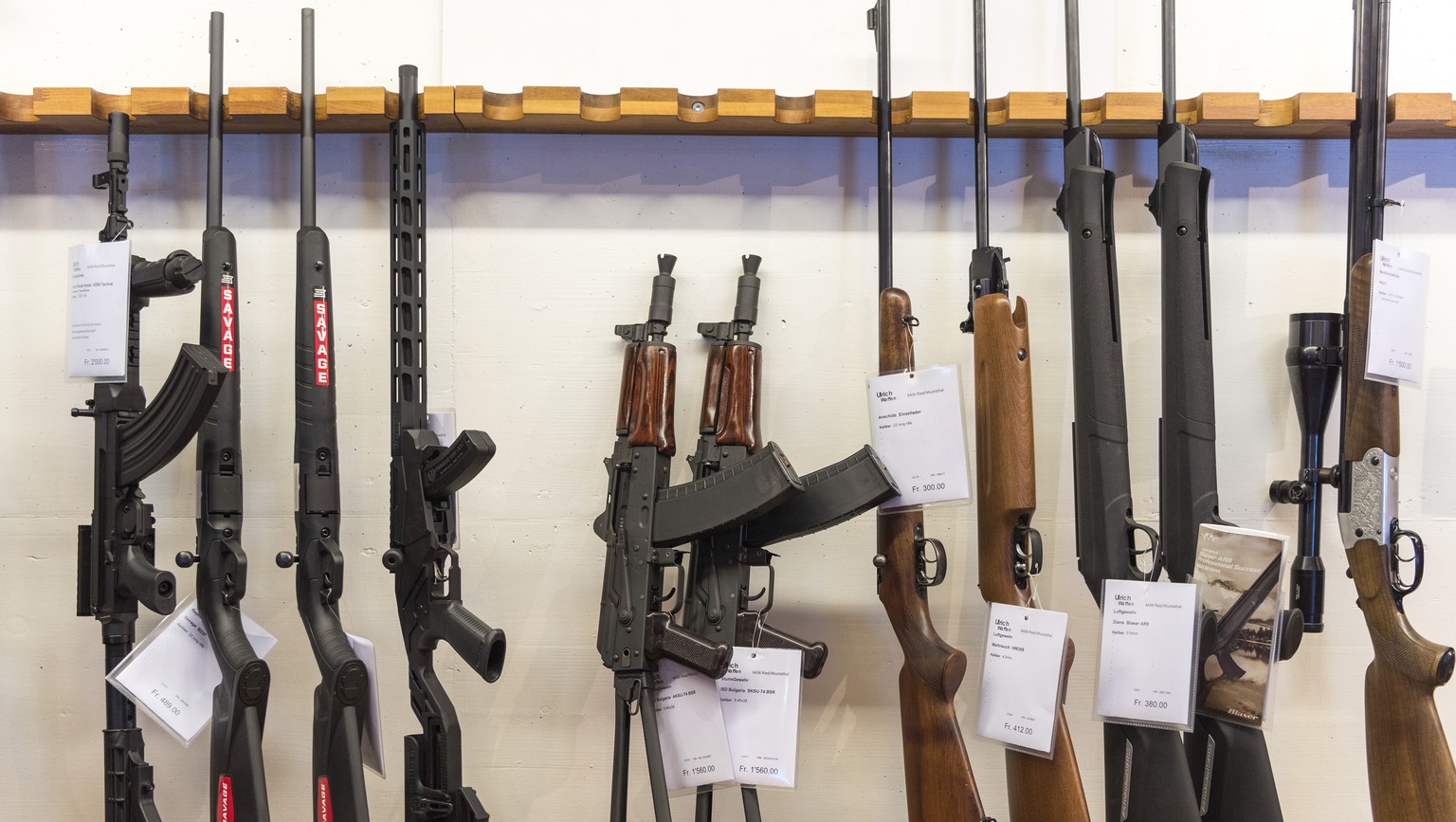 ARCHIV -- ZU DEN ABSTIMMUNGEN AM SONNTAG, 19. MAI 2019, UEBER DAS EU-WAFFENRECHT UND DEN AHV-STEUERDEAL, STELLEN WIR IHNEN FOLGENDES BILDMATERIAL ZUR VERFUEGUNG -- 
Diffferent guns, in the middle wit ...