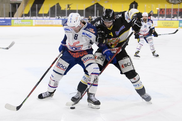 Kloten&#039;s Marc Marchon, links, und Ajoie&#039;s Jonathan Hazen, rechts, kaempfen um den Puck, im vierten Eishockey Playoff-Finalspiel der Swiss League zwischen dem HC Ajoie und dem EHC Kloten, am  ...