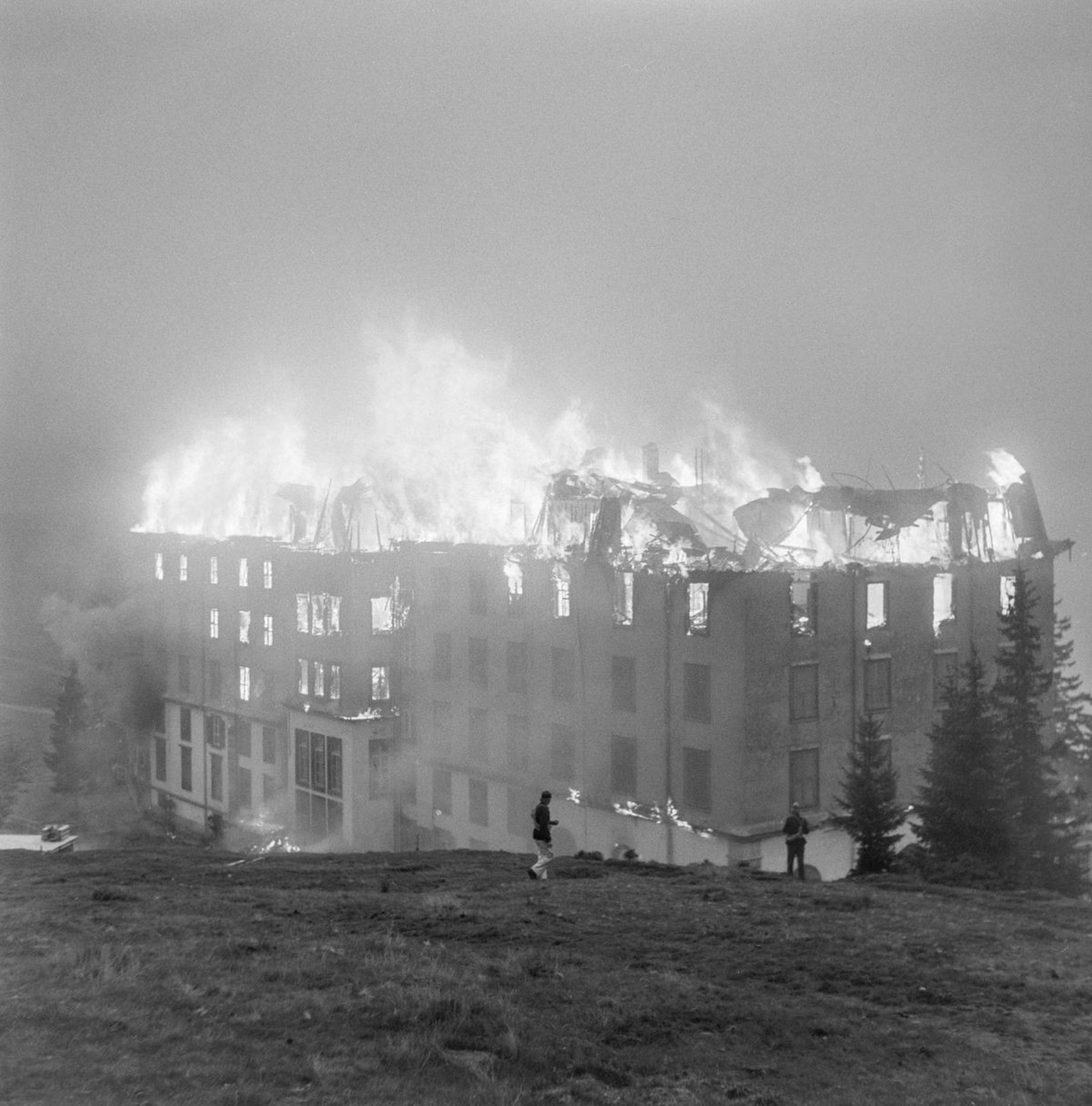 Der Grossbrand des Hotels Rigi-First auf Rigi-Kaltbad am 25. Juli 1948. (KEYSTONE/PHOTOPRESS-ARCHIV/Str)