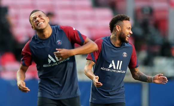 epaselect epa08618982 PSG players Kylian Mbappe (L) and Neymar (R) attend their team&#039;s training session in Lisbon, Portugal, 22 August 2020. Paris Saint-Germain will face Bayern Munich in the UEF ...