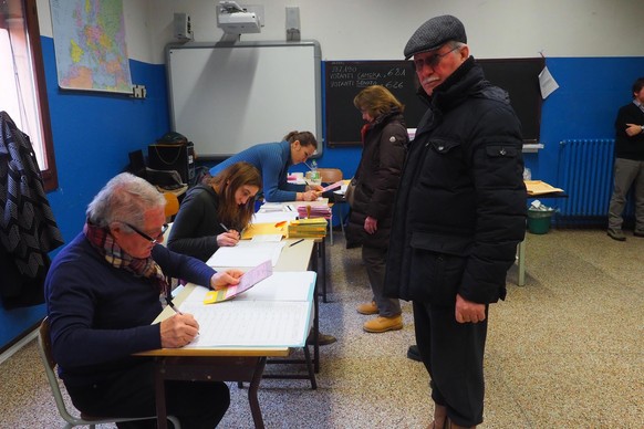 Seit 7 Uhr morgens sind die Wahlurnen in Italien geöffnet. In verschiedenen Städten kam es allerdings zu Pannen. In Palermo auf Sizilien mussten wegen eines Fehlers in der Nacht zum Sonntag tausende Wahlzettel neu gedruckt werden. Bis 23 Uhr sind die Urnen geöffnet, danach wird ausgezählt. 