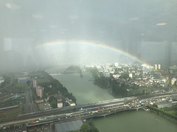Heftiges Gewitter flutet Basel
Normalerweise blickt man ja zu einen Regenbogen hoch, nicht aber im Roche Tower ð¤£