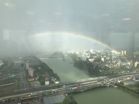 Heftiges Gewitter flutet Basel
Normalerweise blickt man ja zu einen Regenbogen hoch, nicht aber im Roche Tower рџ¤Ј
