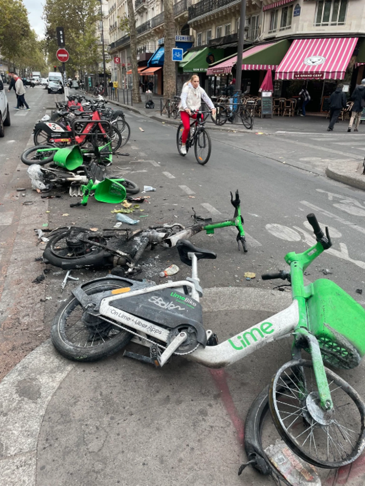 Le jour d'après: il ne reste plus grand-chose des vélos de location.
