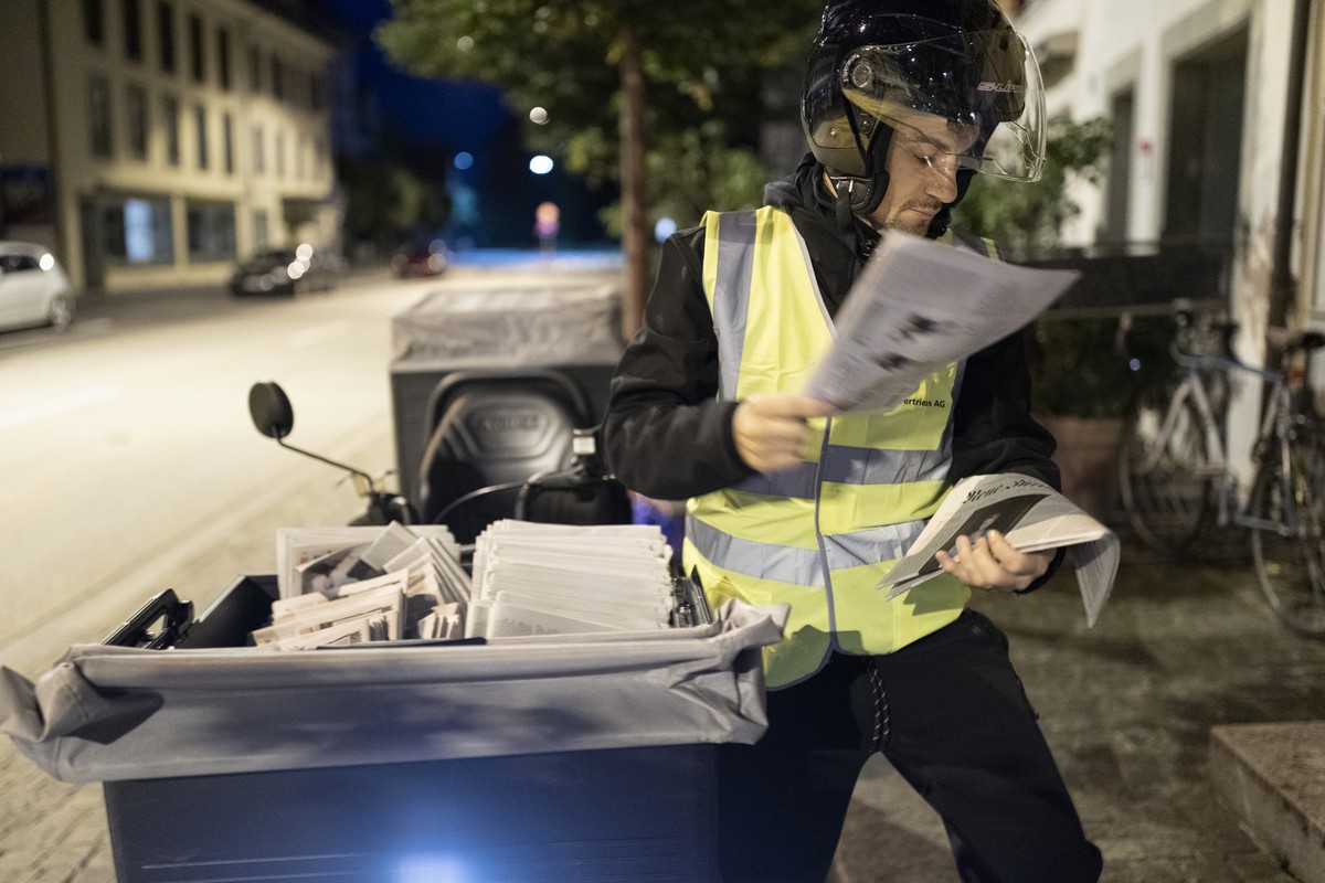 ZUR FRUEHZUSTELLUNG VON ZEITUNGEN DURCH DIE PRESTO PRESSE-VERTRIEBS AG STELLEN WIR IHNEN FOLGENDES NEUES BILDMATERIAL ZUR VERFUEGUNG ---Early delivery service of daily newspapers by a newspaper delive ...
