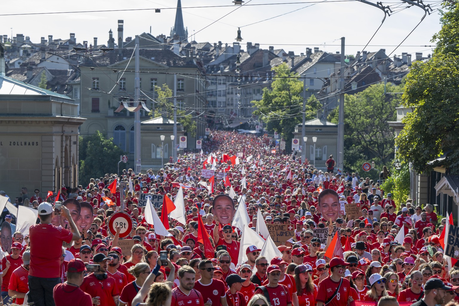Supporters and Fans from Switzerland at the fan walk prior to the UEFA Women&#039;s EURO 2025 quaterfinal soccer match between Switzerland and Spain in Bern, Switzerland, Friday, July 18, 2025. (KEYST ...