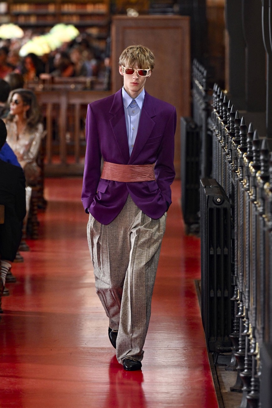 Valentino Women s Ready-to-Wear Spring/Summer 2027 Collection Fashion Show during Paris Fashion Week PFW at the Biblioth�que Sainte-Genevi�ve in Paris,France, on October 4, 2026 Bestimage Valentino Wo ...