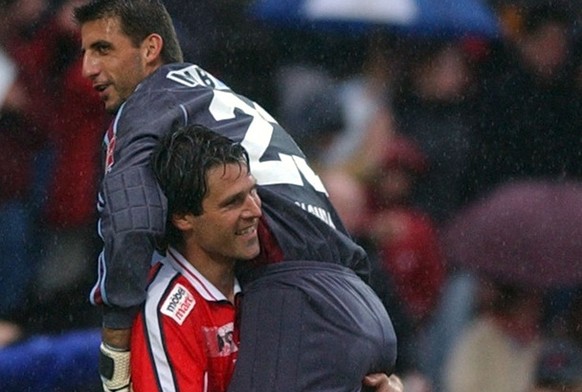 Torhueter Massimo Colomba freut sich mit Marco Walker ueber das von ihm geschossene 1:0 fuer den FC Aarau beim Auf-/Abstiegsspiel des FC Aarau gegen den FC St. Gallen am Samstag, 26. April 2003 in Aar ...