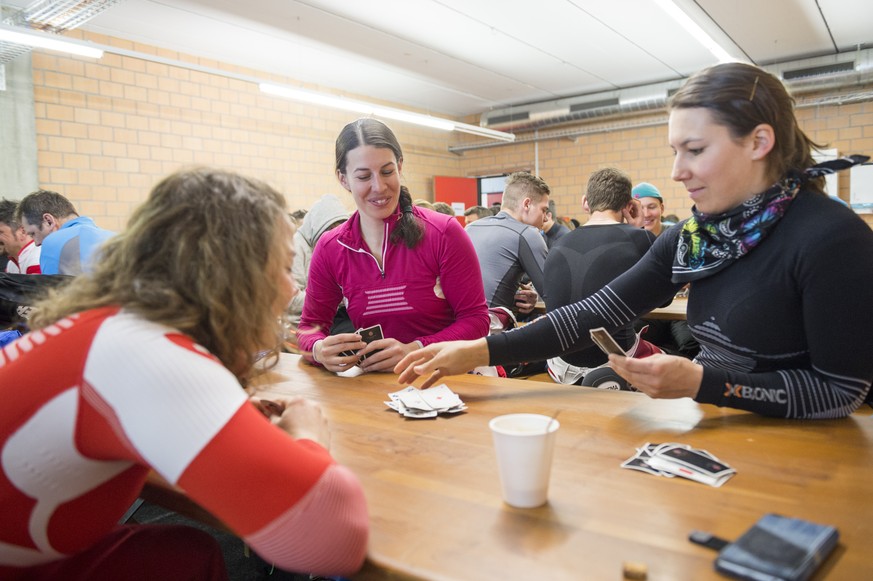 Michelle Gisin, Dominique Gisin und Wendy Holdener, von links, vertreiben sich die Wartezeit mit Jassen, vor der Abfahrt an den Alpinen Ski Schweizermeisterschaften, am Dienstag, 24. Maerz 2015, in St ...