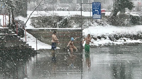 kleiner Schneetanz in die Aare!
Heute mittag im Marzili Bern
Gruss aus Bern
Mark Herrmann
tel: null
Von: Mark Herrmann