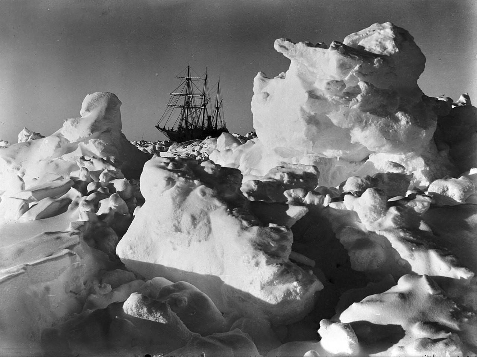 HMS Endurance trapped in Antarctic pack ice
https://commons.wikimedia.org/wiki/Category:Endurance_(ship,_1912)?uselang=de#/media/File:Endurance_trapped_in_pack_ice.jpg