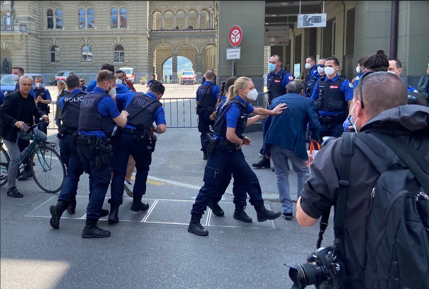 In Bern werden am Samstag mehrere Demonstranten von der Polizei abgeführt.