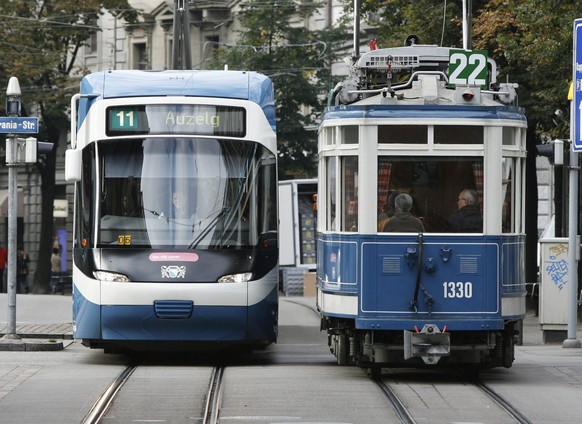 Ein Nostalgietram faehrt am Mittwoch, 5. September 2007, auf der Zuercher Bahnhofsstrasse an einem Cobra Tram vorbei. Die Verkehrsbetriebe Zuerich VBZ feiern heute ihr 125-jaehriges Jubilaeum. (KEYSTO ...