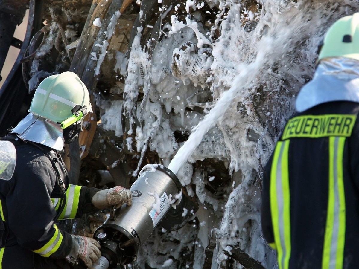Certaines mousses anti-incendie contiennent des PFAS.