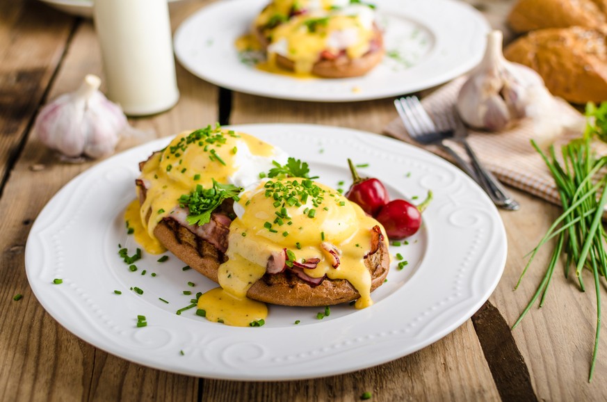 eggs benedict bernaise muffins morgenessen frühstücl eier