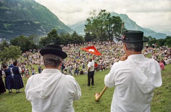 «Fahnenschwingete» zu AlphornklĂ€ngen an der 1.-Augustfeier 1989 auf dem RĂŒtli.