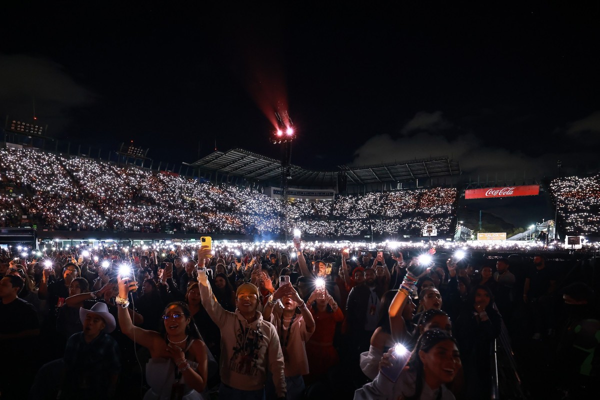 MEXICO CITY, MEXICO - AUGUST 24: EDITORIAL USE ONLY. NO BOOK COVERS. General view of the crowd as Taylor Swift performs onstage during the "Taylor Swift | The Eras Tour" at Foro Sol on Augus ...