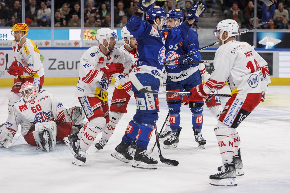 ZSC Lions Stuermer Alexandre Texier (#42) feiert seinen Treffer zum 1-0 gegen SC Rapperswil-Jona Lakers Torhueter Melvin Nyffeler waehrend dem Eishockey-Meisterschaftsspiel der National League zwische ...