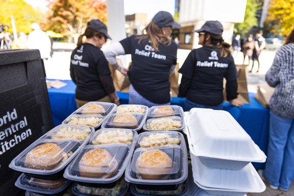 epa12486510 Volunteers of the World Central Kitchen (WCK) hand out free meals in Washington, DC, USA, 27 October 2025. WCK supports furloughed federal employees and their families. The US government s ...