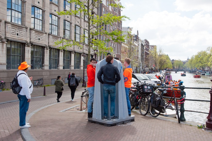 Pissoirs an jeder Ecke: Als Mann hat man es in Amsterdam ganz einfach. Als Mann ...