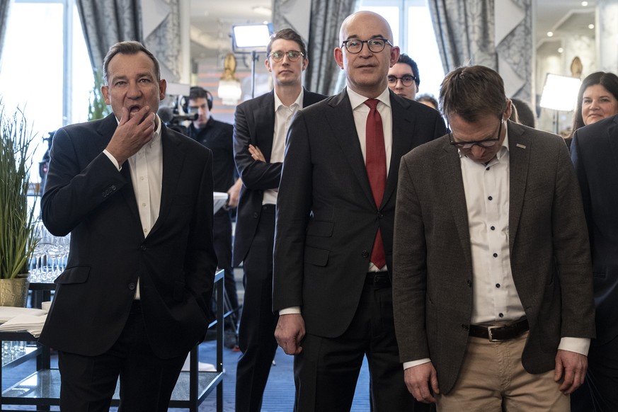 KEYPIX - Thomas Matter, Nationalrat SVP-ZH, Gregor Rutz, Nationalrat SVP-ZH, und Urs Furrer, Direktor Schweizerischer Gewerbeverband sgv, von links, verfolgen den ersten Trend im Abstimmungsstamm der  ...